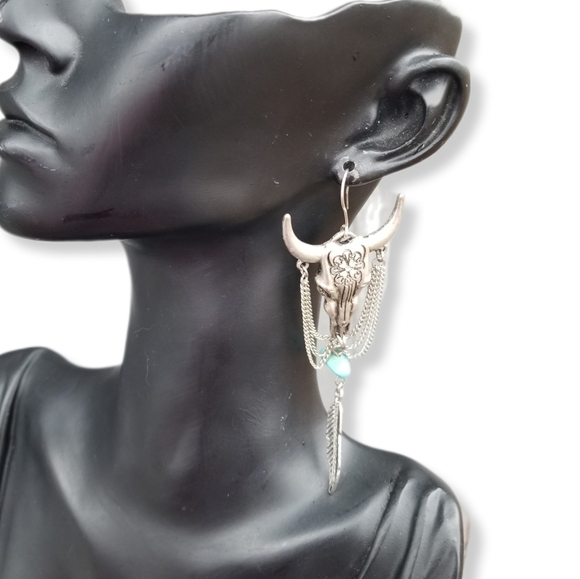 WESTERN STYLE SILVERTONE LONGHORN SKULL & HOWLITE DROP STATEMENT HOOK EARRINGS - Picture 2 of 5